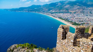 Dağın tepesindeki Alanya plajı manzarasında B 'de sahil feribotu var.
