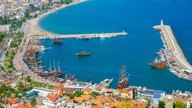 Dağın tepesindeki Alanya plajı manzarasında B 'de sahil feribotu var.