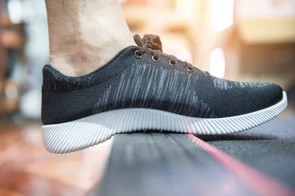 Laufschuhe - Turnschuhe zum Laufen und Sport auf der Strecke — Stockfoto