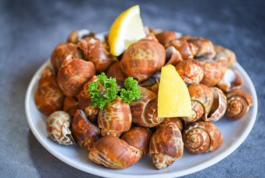 Babil üzümlü kabuklu deniz ürünleri ve baharatlı limon yeşili.