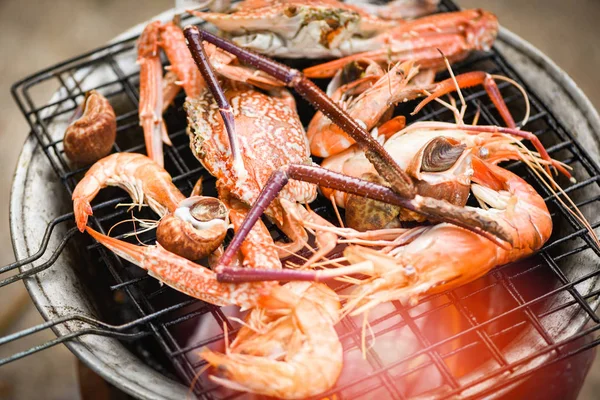 Korýši grilované mořské plody na kamnech - krabí krevety krevety vařené — Stock fotografie
