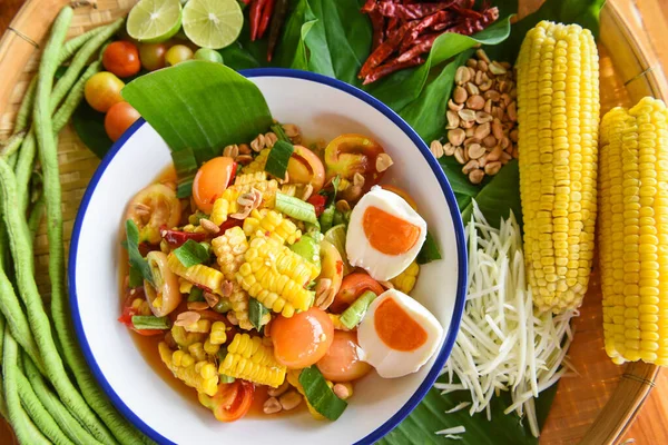 Ensalada de maíz Papaya Som tum Thai menu Asiático - ensalada de maíz picante ingenio — Foto de Stock