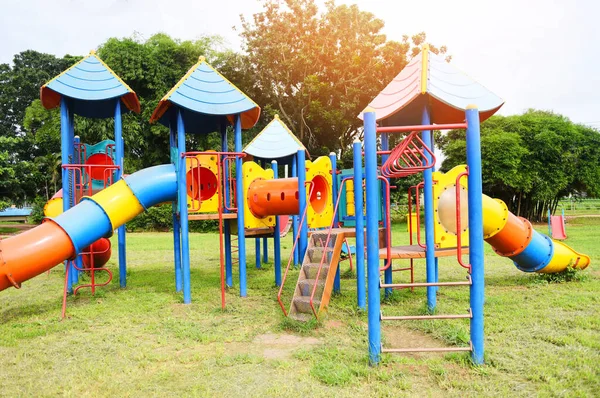 Parco giochi per bambini all'aperto attività in giardino con gr — Foto Stock