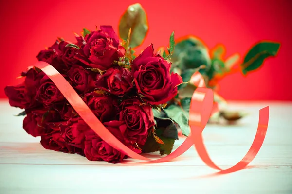 Ramo de flores de rosas rojas frescas naturales con cinta - Primer plano ro —  Fotos de Stock