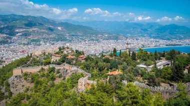 Alanya plajı tepe manzaralı, Sahil şeridi olan Alan Kalesi