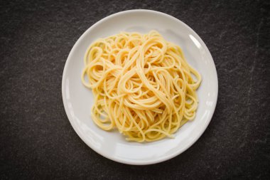 Spagetti İtalyan makarnası beyaz tabak spagetti ve spagetti ile servis edilir.