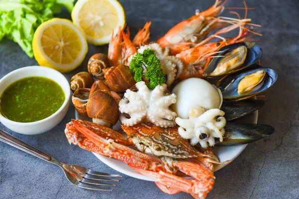 Buharlı yiyecekler deniz ürünleri büfesi konsepti sunuyordu. Taze karides karides. — Stok fotoğraf