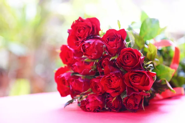 Rosas rojas frescas naturales ramo de flores naturaleza fondo - Cerrar —  Fotos de Stock