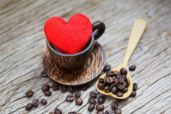 Love coffee concept - Heart in wooden coffee cup with coffee bea — Stock Photo, Image