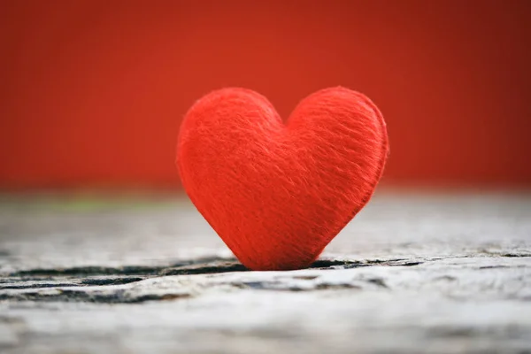 Tarjeta de vacaciones Día de San Valentín corazón rojo en madera vieja para philanthr — Foto de Stock