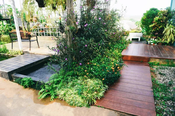 Trädgårdsskötsel och dekoration inomhus microgreen växthus envir — Stockfoto