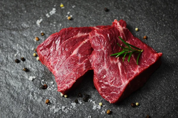 Filete de carne cruda con hierbas y especias - Carne fresca en rodajas —  Fotos de Stock