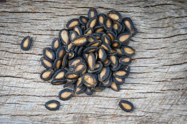 Watermelon seeds on wood background / close up dried watermelon — Stock Photo, Image