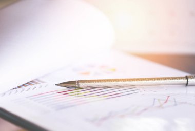 t içinde çalışan grafiksel grafikler üzerinde kalem grafiği kağıt belge