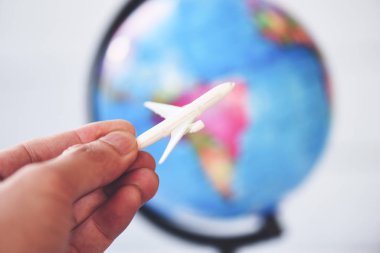 Dünya üzerinde uçak tutan bir iş adamı.