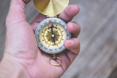 Navigasyonel pusula seyahati ve turizm konsepti - İnsan kaşifleri