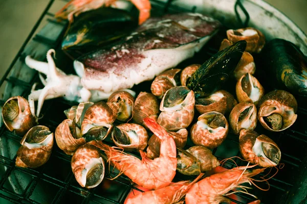 Shellfish grilled seafood on stove - crab  prawns shrimps squid — Stock Photo, Image