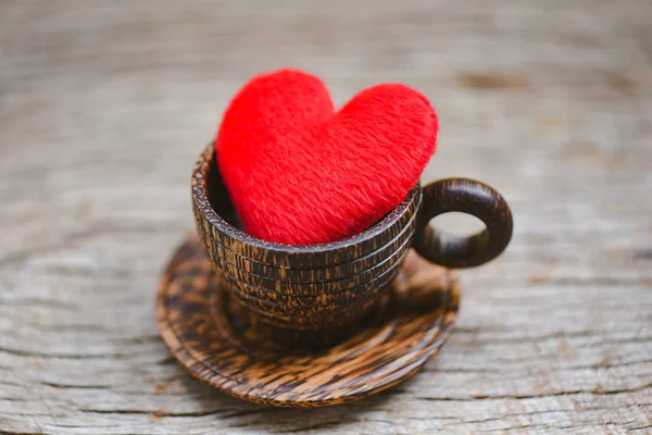 Kahve konseptine bayılırım - Tahta kahve fincanında kalp Romantik aşk v — Stok fotoğraf