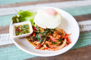 Üzerine kızarmış domuz eti ve fesleğenli pilav.