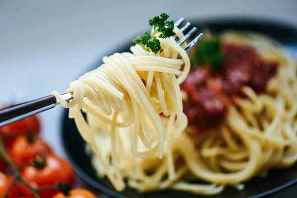 Spageti pada garpu dan spageti bolognese pasta Italia dengan par — Stok Foto