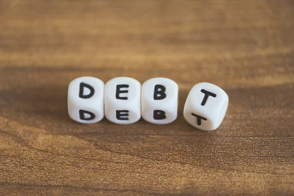 План управления долгом на столе - концепция сокращения долга — стоковое фото