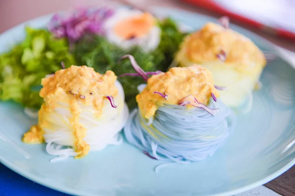 Thai ételek ízletes és gyönyörű ételek - Rizs tészta színes vagy — Stock Fotó