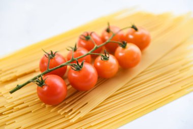 Çiğ spagetti italyan makarnası pişmemiş sarı spagetti. 