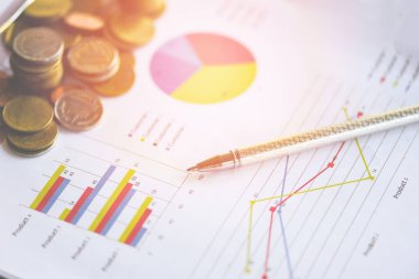 Rapor kağıdına para ve kalem konulan iş raporu grafiği