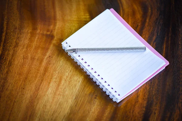 Schetsboek met pen of notebook blanco pagina 's op houten achtergrond — Stockfoto