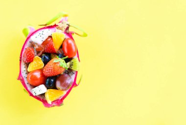 Meyve salata kase bir ejderha meyve ve sebze sağlıklı servis