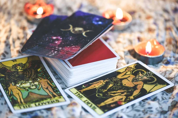 Tarjetas del tarot para la lectura del tarot con fondo de velas - Magos — Foto de Stock