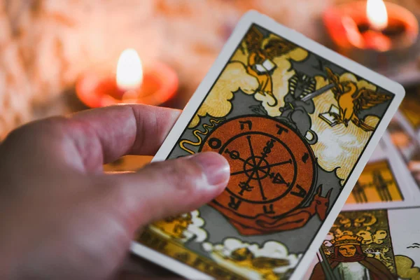 Tarot kaarten in de hand voor tarot lezen met kaarslicht backgroun — Stockfoto