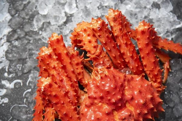 Röd krabba hokkaido på is på skaldjursmarknaden / Alaska King Crab — Stockfoto