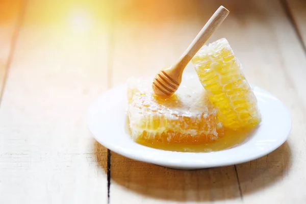 Čerstvý med, včelí med zdravé jídlo žluté sladké voštinové slic — Stock fotografie