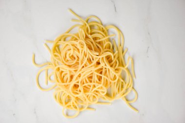 Spagetti İtalyan makarnası beyaz tabak spagetti ve spagetti ile servis edilir.