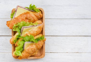 Tahta masada kruvasan sandviçleri, üst manzara - kruvasan salası