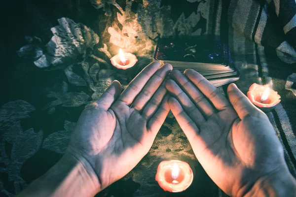 Fortune teller reading fortune lines on hand Palmistry Psychic r — Stock Photo, Image