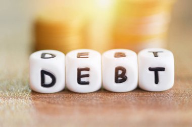 Para sikke yığını merdiven üzerinde Borç dices adım / Mali kriz muafiyet borç konsolidasyonu kavramı artan yükümlülükler ve sorunlar risk iş yönetimi kredi faiz