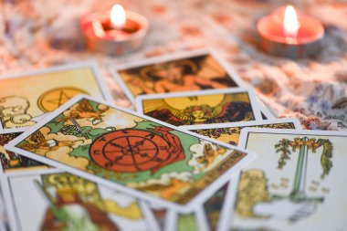 Astrolojinin karanlık arka planında mum ışığı olan tarot kartı Okült Sihir illüstrasyonu / Sihirli Ruhsal Burçlar ve Palm falcısı konsepti