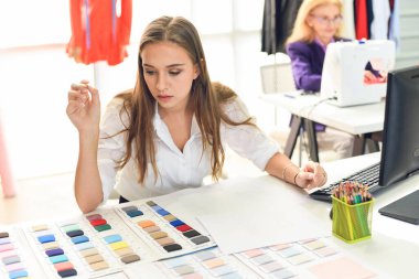 Tekstil malzemesi makaslarını ölçen moda tasarımcısı stüdyosu genç kadın tasarımcının kumaşlarını kesiyor stil tasarımcısı elbise asma makinesi ve profesyonel çalışan el işi aletleri tasarımcısı. -