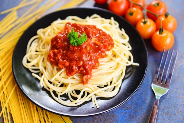 Spaghetti Bolognese Spaghetti Italian Pasta Disajikan Piring Hitam Dengan Tomat — Stok Foto