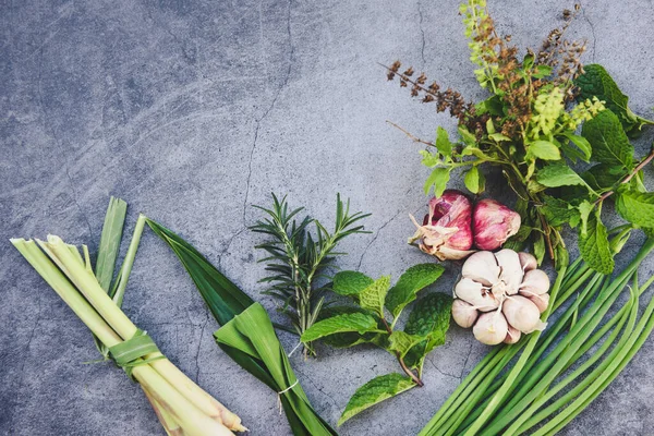 Hierbas Naturales Frescas Especias Plato Negro Cocina Para Comida Ingrediente — Foto de Stock