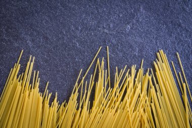 Çiğ spagetti italyan makarnası pişmemiş spagetti sarısı uzun zamandır İtalyan restoranında pişirmeye hazır İtalyan yemeği ve menü konsepti.