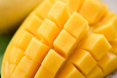 Mango dilimi ve mango yaprakları tropikal yaz meyvesi konseptinden.
