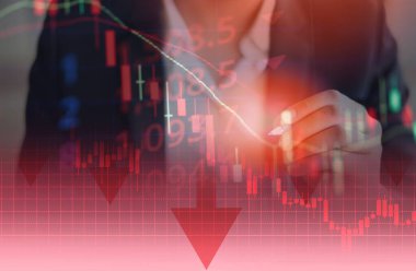 İşadamı borsada hisse senedi ticareti yapıyor finansal kriz / kriz borsası grafik tablosunda düşüş eğilimi kırmızı fiyat düşüşü ok grafiğinde düşüş var yatırım kaybı iş krizi ekonomisi