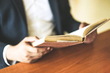 İş adamı ya da öğrenci, el / iş eğitimi konsepti üzerine kitap tutuyor. 