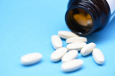 İlaç hapları ve bir şişe ilaç konsepti / Vitamin Ek gıdalar