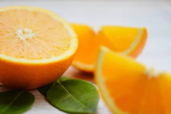 Apelsinfrukt Trä Bakgrund Färsk Apelsinskiva Hälften Och Apelsinblad Friska Frukter — Stockfoto