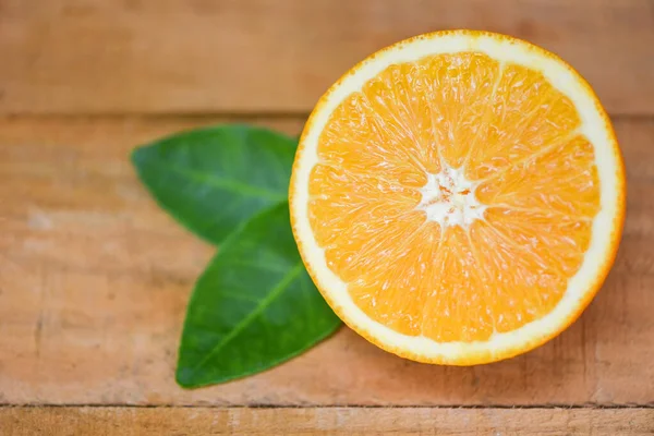 Färsk Apelsin Skiva Hälften Och Apelsinblad Friska Frukter Koncept Apelsin — Stockfoto