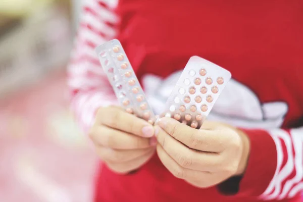 Pílulas Anticoncepcionais Mão Mulher Segurando Contraceptivo Controle Natalidade Significa Prevenir — Fotografia de Stock